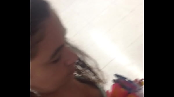 Espiando Tetona Mientras Compra Zapatos