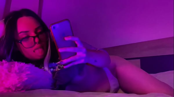 Tiene Sexo Telefonico Y Le Da Tanto Calor Que Termina En La Ducha