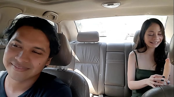 EN EL TAXI - METO EN UN GRAVE PROBLEMA AL CONDUCTOR CON SU ESPOSA POR ANDAR EXITADA - VIDEO CHISTOSO