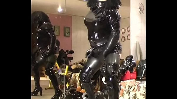 Roxina2005HotLatexGirl240205.WMV