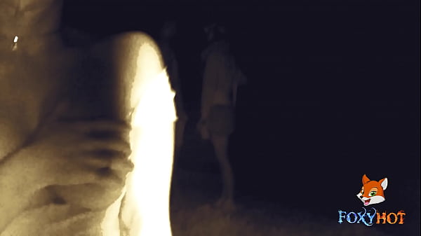Exhibiendome En La Playa De Noche