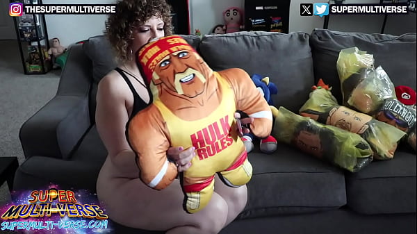 Sara Jay Unboxes WWE Bleacher Buddies