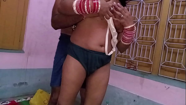 पड़ोस वाली को चोदा जब वो नहाकर बाहर निकली बाथरूम से