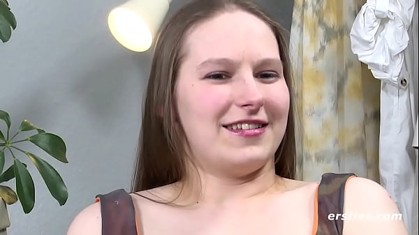 Ersties: Die Biologin Nadine Ist Mit Ihrem Spielzeug Völlig Autark