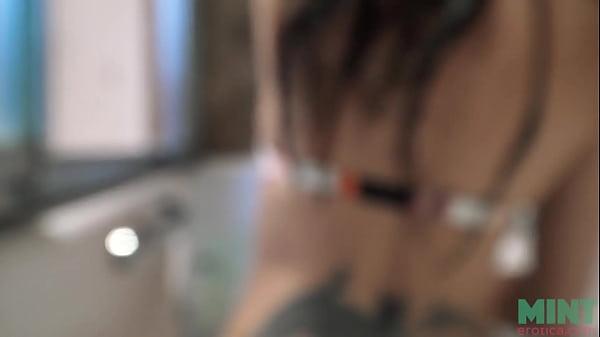 Talia Mint Bathtub Play Solo Jerking Off