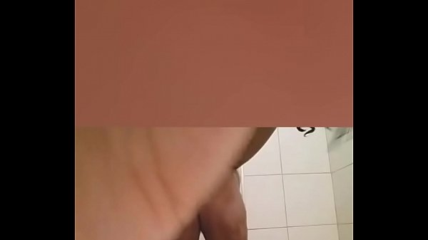 Mujer Tetona Y Culona Mostrando En La Ducha