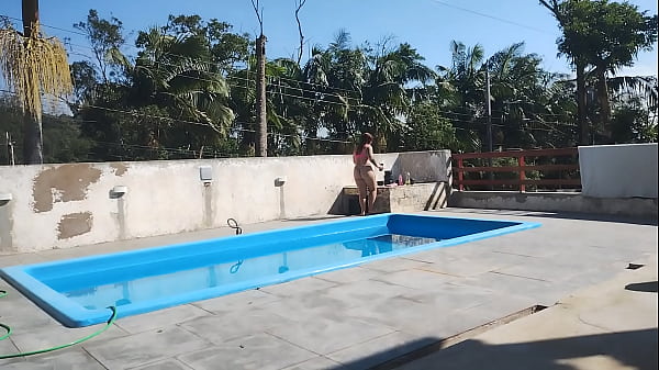 Chamei O Pedreiro No Domingo Pra Terminar Um Serviço Na Piscina. Mais Fiquei Preparada Bem Putinha Esperando.. Logo Ele Bateu Uma Punheta E Gozou Pra Mim