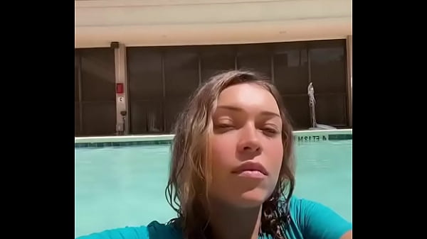 Hermosa Tetona En Piscina Mojada