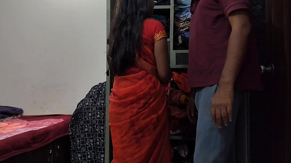 नौकरानी अलमारी साफ कर रही थी तभी उसका ऑनर आकर छोड़ दिया