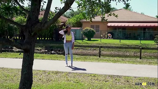Sweet Ebony Spinner Kiara Curry Rammed In A Moving Van