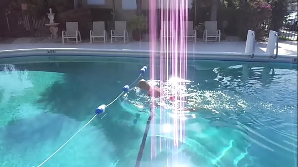MAXXX LOADZ THE BEACHBODY PORNSTAR DIVES INTO POOL & SWIMS