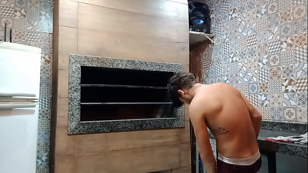 BRINCANDO COM O PAU NA COZINHA DA CASA DO MEU AMIGO COM ELA Allë PJTX