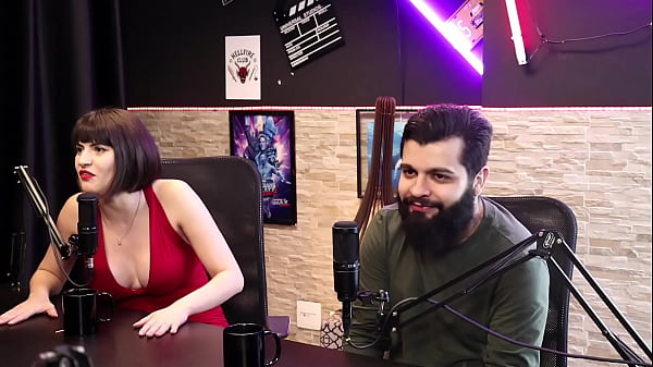 Ela Mostra Os Peitos Gostosos Enquanto Fala Das Mudanças E A Multa Por Ficar Sem Sutiã Na Academia - Miss Snow E Lord Kenobi