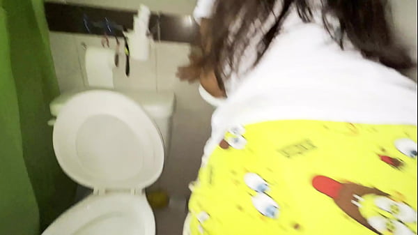 Lluvia Dorada A Mi Hermanastra En El Baño Me La Culeo Rico Y Le Doy Su Shot De Semen