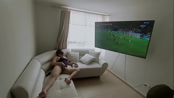 Que No Se Entere La Patrona!! Mirando La Final Del Partido Francia Vs Tunez Con Mi Jefe En Tangas Y Sacandome Las Tetas Por Algo De Dinero Extra FULLONXRED