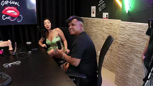 Mc Delux Fez Batalha De Rima Pornô Com A Vitoria Beatriz, E Depois Rola Uma Surra De Bunda