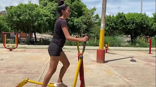 PERSIGO A MI VECINA DESPUES DE EL PARUQE PARA FOLLARLA.