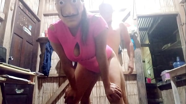 LLEGUE A MI CASA Y ME ENCONTRE A UN LADRON!! EL SUCIO MALEANTE ME DIJO QUE SI QUERIA CONSERVAR LAS JOYAS TENDRIA QUE DARLE ALGO MUY BUENO A CAMBIO. PORNO CASERO CON EL LADRON DE