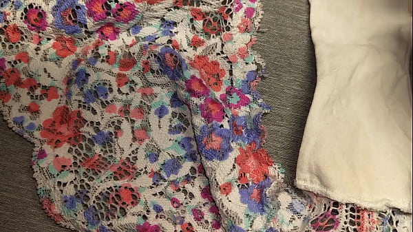Me Corrí Sobre El Boxer De Flores De Mi Mejor Amiga Mientras Ella Estaba De Viaje