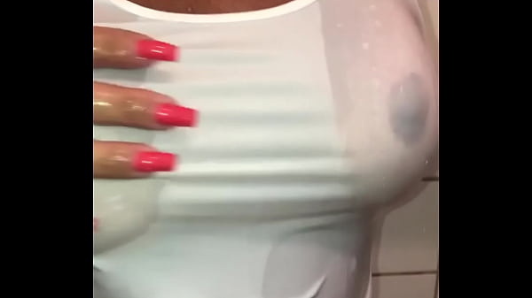Trecho - Esposa Se Exibindo Para O Comedor Tomando Banho Bronzeada E De Camiseta Molhada Depois Da Praia. - Completo No XVIDEOS RED