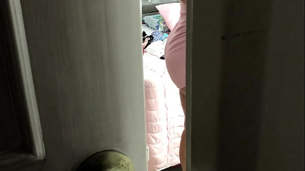 ESPIANDO A MI HERMANASTRA MORENA A TRAVES DE LA PUERTA SE LE VE SU COÑO APRETADO (DRESSING, BRUNETE, FAT ASS, THONG)