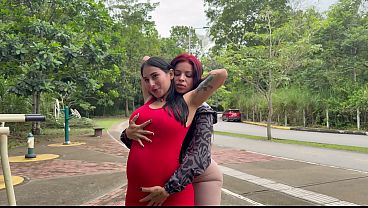 MI ENTRENADORA PERSONAL SE EXITA AL VERME EMBARAZADA, SEXO CON JENIFER PLAY