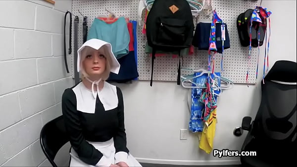 She Pays Exploiting Her Lovely Lips At The Backoffice