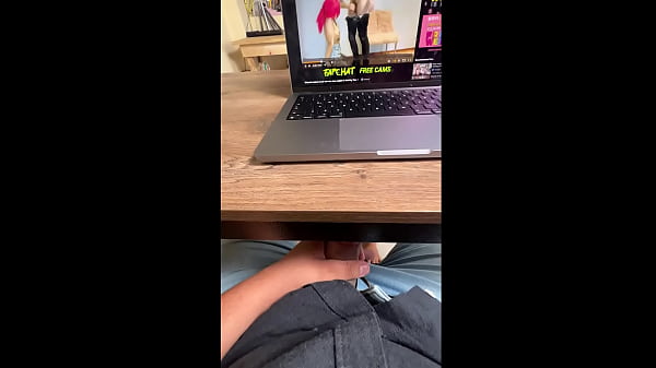 Me Masturbo Y Mi Secretaria Me Empieza A Dar Una Mamada Debajo Del Escritorio