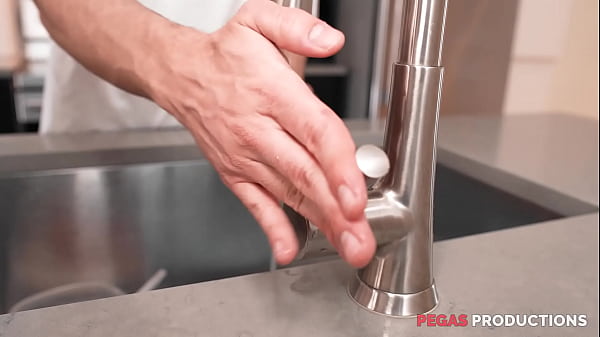 Pegas Productions - Une Québécoise à Grosses Boules Se Fait Enculer Dans Cuisine
