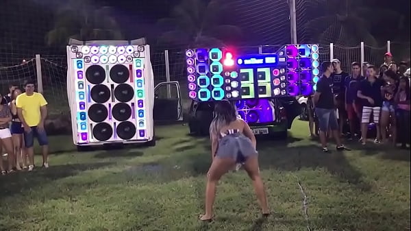 Novinha Treme A Bunda No Funk