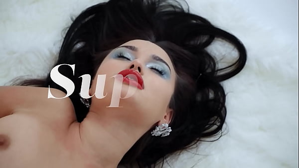 Jess Leon Unclothing For Her First Steamy Scene - SUPERBE