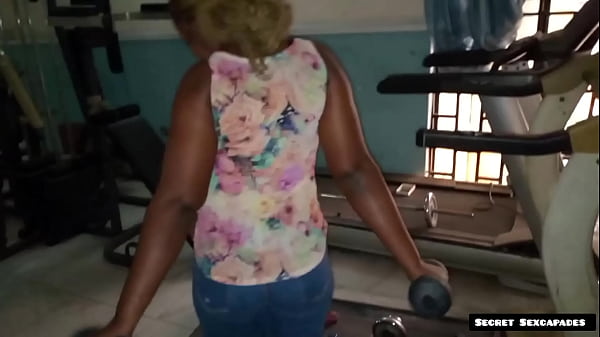 GYM INSTRUCTOR CHARMED BY HUGE BOOTY 45 YEARS OLD CLIENT SLAMS HER HORNY SNATCH WITH HIS BBC