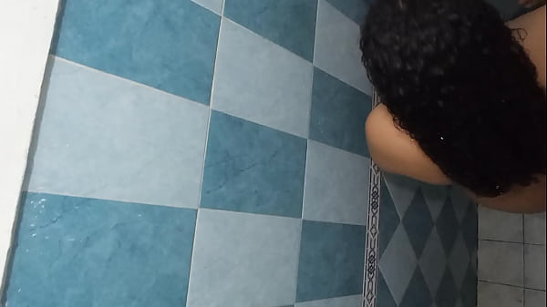 Me Gusta Quedarme Solo Con Mi Cuñada Porque Mientras Se Baña Puedo Espiarla Sin Que Se De Cuenta