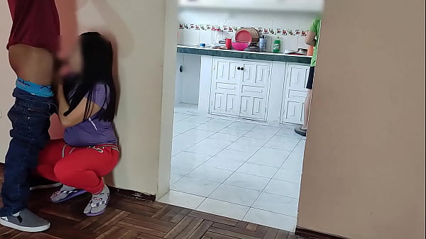 Que Puta Es La Mujer De Mi Amigo, Me Chupa La Polla Mientras El Esta Cocinando Y No Puede Vernos , A El Le Gusta Ser Un Cornudo Y Su Esposa Como Esta Bien Rica Yo Le Parto El Culo