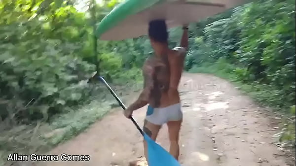 Lutador De MMA Allan Guerra Gomes Apresenta De Dunga Branca Caminhando Na Trilha E Remando De Standup Na Praia Que é Um Paraíso Na Terra
