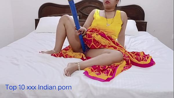 अपनी सौतेली मां को बेटे ने जब चूत में झाडू लेते देखा तो उसने अपनी सौतेली मां की खूब चुदाई की।