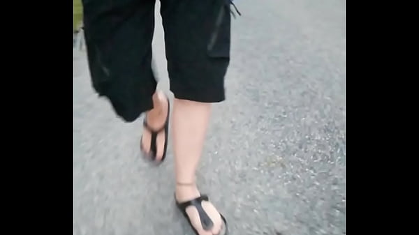 Morgens Mit Nylonfüßen In Birkenstocks Unterwegs