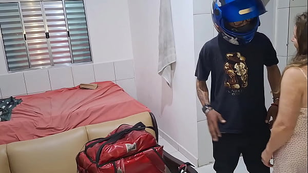 Entregador Do Aplicativo Deu Uma Rapidinha Com A Stepmom Gostosa