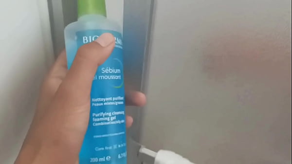 Entre En El Baño Donde Estaba MI HERMANASTRA Al Principio Se Mostro Tímida Pero Luego Me Demostró Ser Una Puta Que Le Encanta Coger