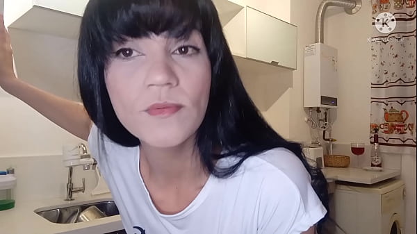 Gostosa Bebe Leitinho , Engole Tudo ! Na Cozinha