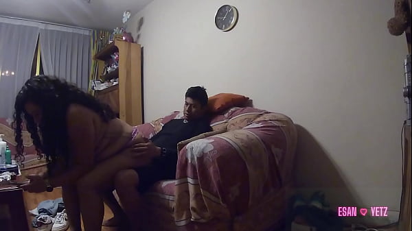 Me Doy A La Novia De Mi Amigo Mientras Ella Le Manda Mensajes Que Esta Bien En La Fiesta