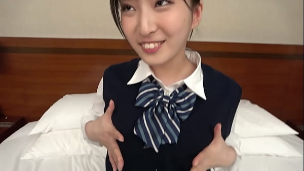 ハメ撮り　服の上からでもわかる爆乳。Hカップの巨乳JKとおじさんのハメ撮りセックス。色、ハリ、艶、すべてが完璧な巨乳を味わい尽くす濃厚なSEX。
