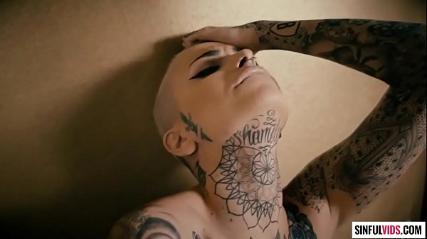 Sexual Possessed On Leigh Raven's Short Hair, Split Muscle And Tattoos