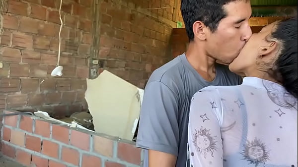 Solicito Un Tecnico De Electricidad Y El Termina Follando Mi Coño Y Sacando Mi Leche De Mis Tetas