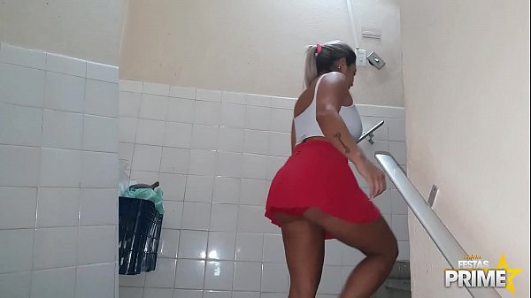 Vizinha Gostosa Monique Lopes Assediada Na Escada Por Vizinhos Pirocudos , Alex Lima , E Perseu