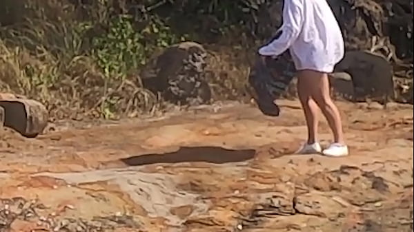 Uma Linda NOVINHA é OBSeRVADA Fazendo Sexo Em PÚBLICO Nas Pedras DA PRAIA E é Atrapalhado Por Um TERCEIRO INDIVÍDUO.. .