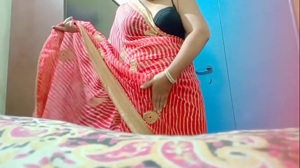 Indian Aunty In Saari Looking Really Hot And Aroused Beguiling