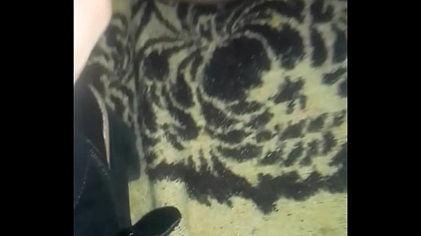 Le Quito Los Zapatos Y Le Toco Las Piernas
