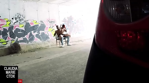 Follando En Un Lugar Entre Graffiti. Mi Prima Follando En El Exterior
