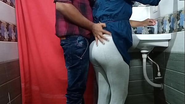 सेक्रेटरी को कुंवारे बॉस ने ऑफिस बाथरूम में जबरदस्त पेला ! साफ हिंदी आवाज में